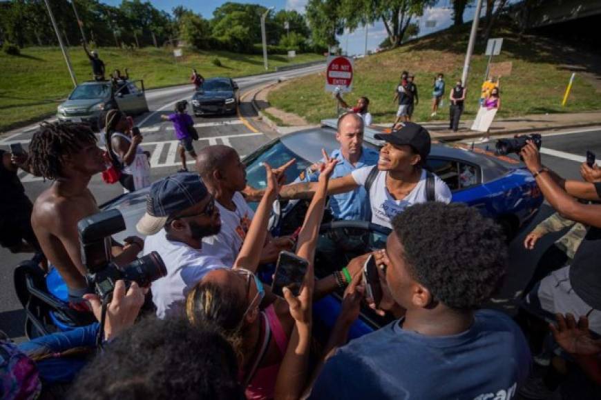 Cientos de personas se manifestaron en Atlanta tras confirmarse que un joven negro, Rayshard Brooks, murió por disparos de un agente policial blanco en esa localidad de Georgia, sureste del país.