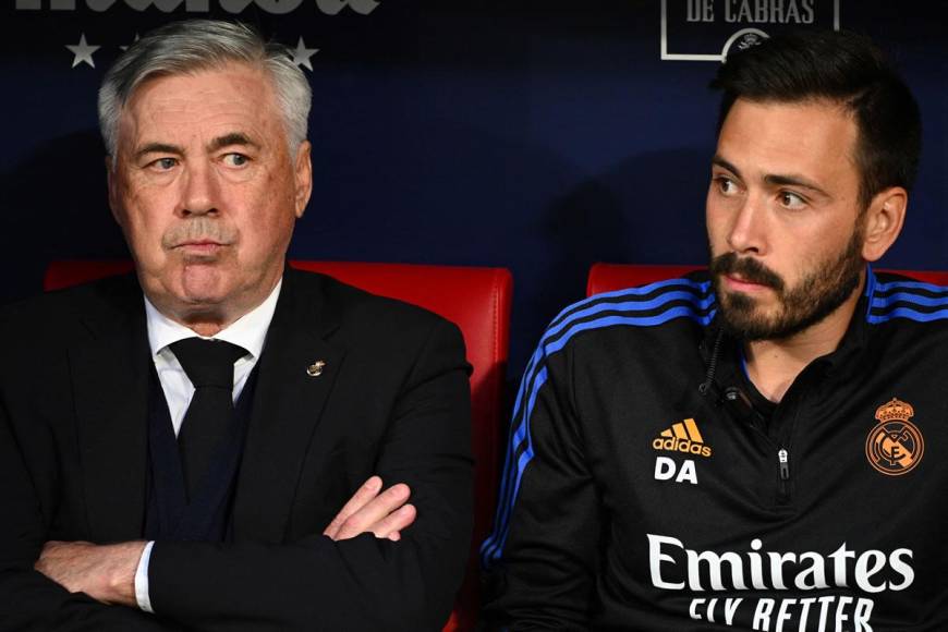 Carlo Ancelotti y su hijo Davide en el banquillo del Real Madrid en el Wanda Metropolitano.