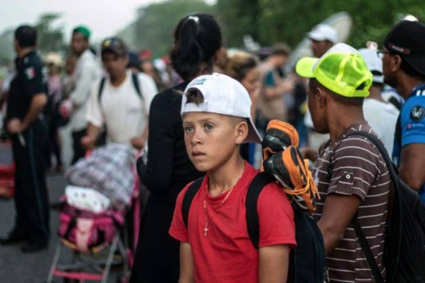 Más de 2,000 niños forman parte de la caravana, según cifras de Naciones Unidas. Las autoridades mexicanas se han comprometido a establecer un puente humanitario para brindar acompañamiento a los migrantes desde Oaxaca hasta la Ciudad de México.