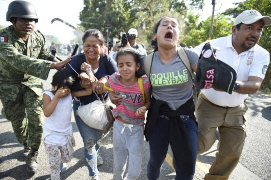 Miembros de la Guardia Nacional de México y oficiales del Instituto Nacional de Migración detuvieron a los migrantes centroamericanos, en su mayoría hondureños, en Ciudad Hidalgo, Chiapas, México, luego de que entraran de forma ilegal al territorio mexicano.<br/>La llamada caravana 2020 intenta llegar a Estados Unidos. Fotos: AFP