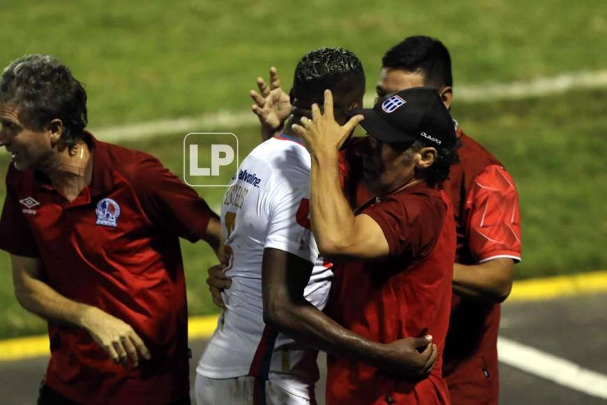 Pedro Troglio se abraza con Brayan Beckeles tras el golazo de Carlos ‘Mango‘ Sánchez.
