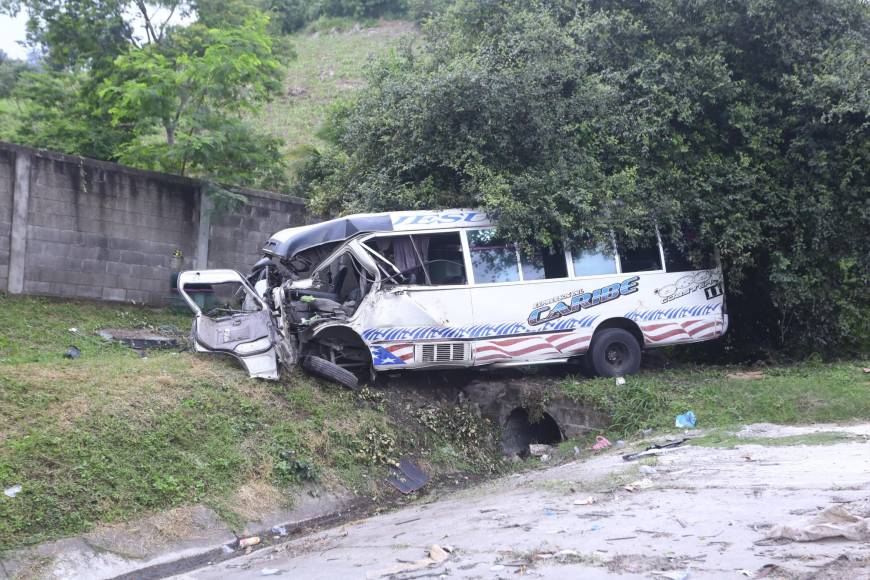 Imágenes del accidente de un bus con pasajeros en Choloma