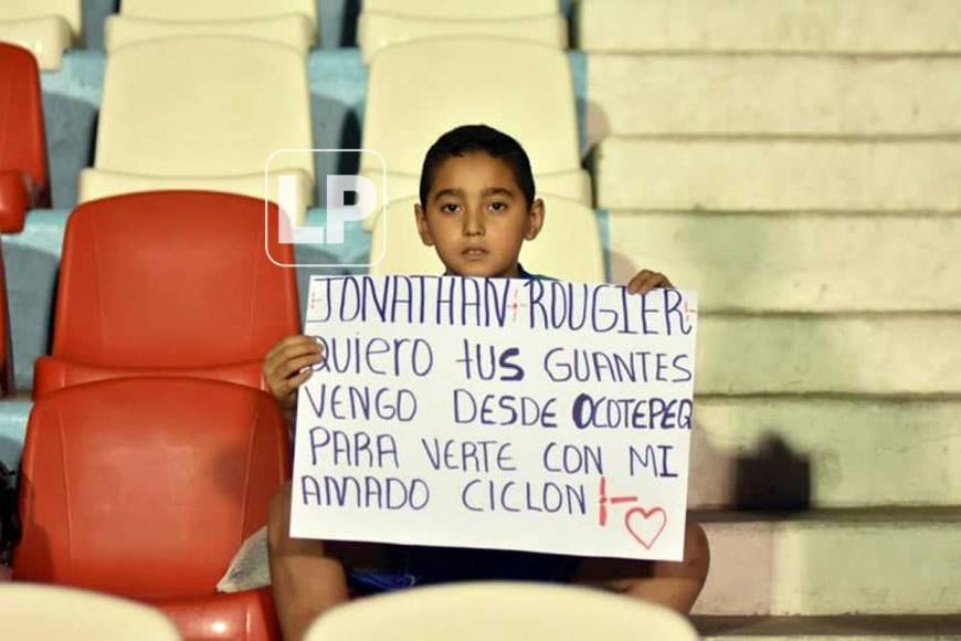 Este pequeño aficionado del Motagua llegó al estadio Nacional Chelato Uclés con esta pancarta para Rougier.