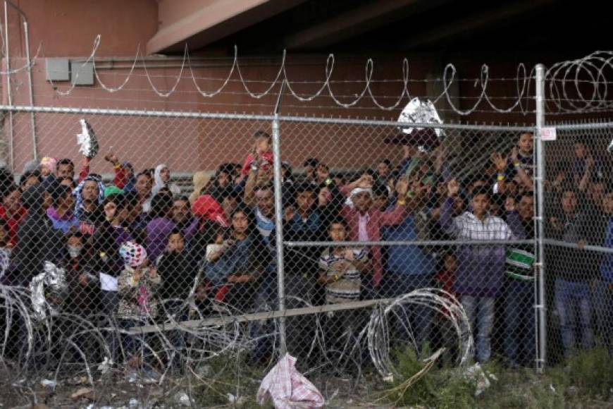 La Patrulla Fronteriza también fue cuestionada por tras retener a cientos de inmigrantes bajo un puente en El Paso, Texas, por varios días.