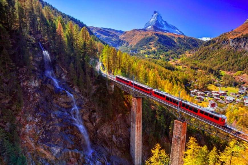 Qué ver en Suiza:<br/><br/>Viajar en tren es uno de los placeres más hermosos que puede disfrutar en Suiza, es su medio de transporte más común y que conecta con los alpes o montañas heladas.
