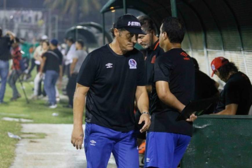 Pedro Troglio decepcionado por la nueva derrota del Olimpia ante el Platense.