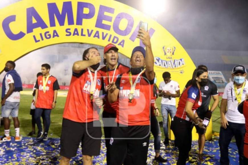 El entrenador argentino estuvo acompañado por su cuerpo técnico en la coronación.