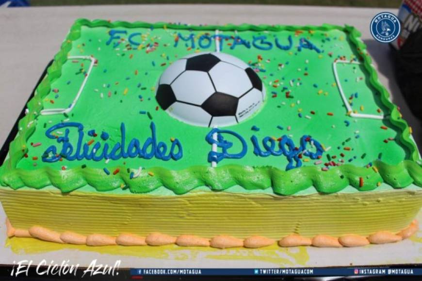 Uno de los pasteles que le llevaron a Diego Vázquez por su cumpleaños 50.