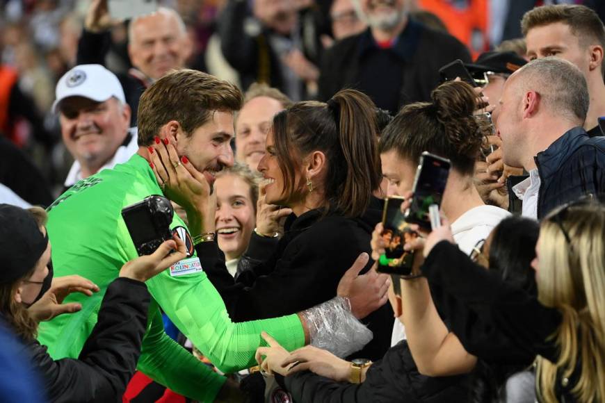 El portero alemán del Eintracht Frankfurt, Kevin Trapp, se acercó a las gradas del Camp Nou para celebrar la victoria con su esposa, la modelo brasileña Izabel Goulart, al final del partido.