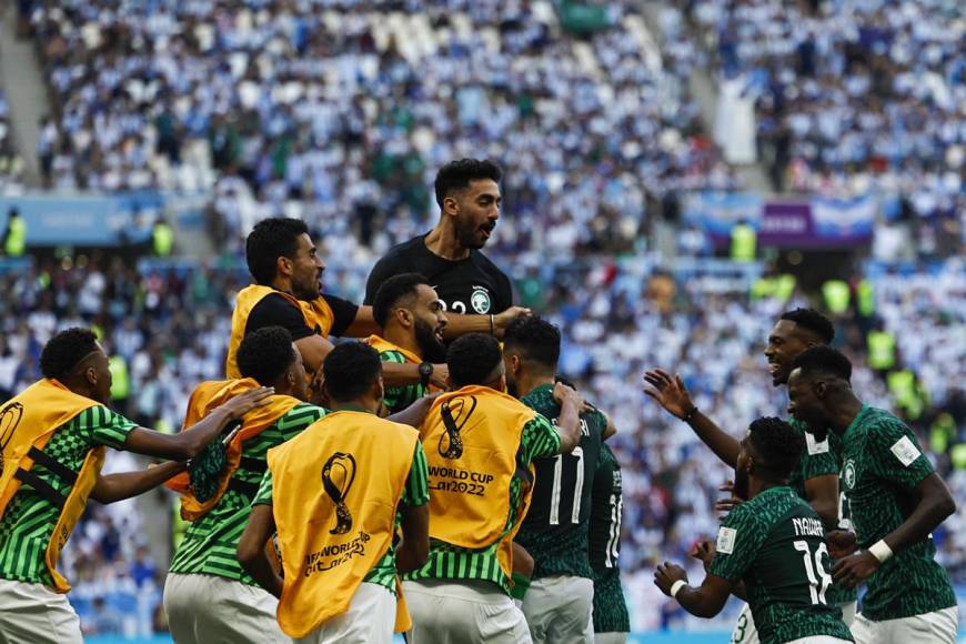 Los jugadores de Arabia Saudita festejando el gol del empate ante Argentina.