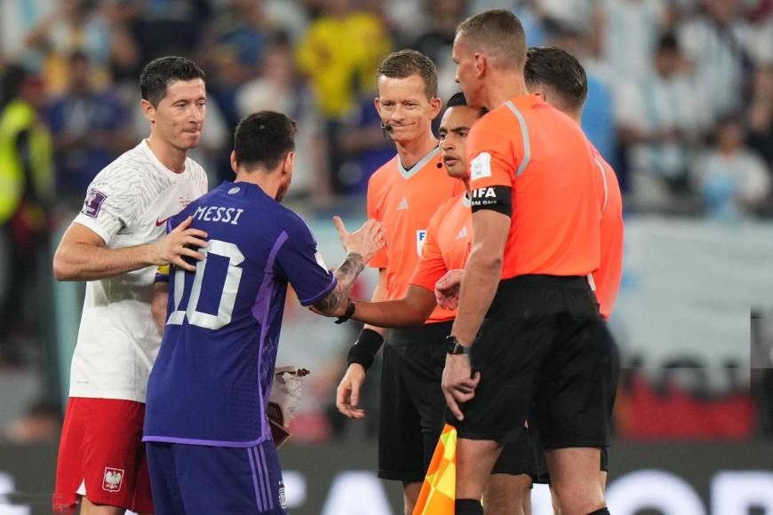 Previo al inicio del encuentro, el árbitro hondureño Said Martínez se saludaba con ambas figuras de Argentina y Polonia.