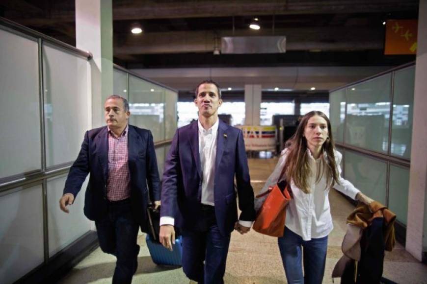 Guaidó llegó esta mañana a Caracas, junto a su esposa Fabiana, en un vuelo comercial de la aerolínea Copa, procedente de Bogotá, con escala en Panamá. El opositor partió ayer en secreto desde Ecuador hacia Colombia de donde viajó este lunes.