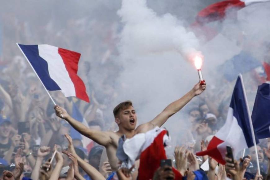 Este parisino liberó toda su emoción con bandera y bengala en mano.