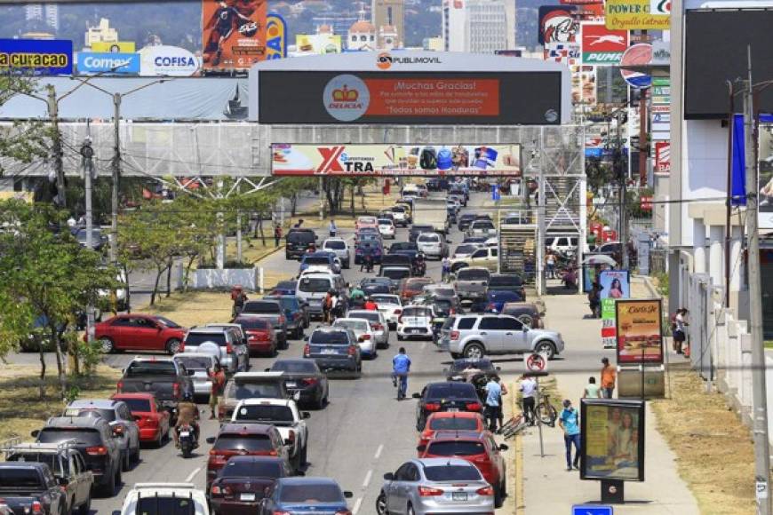 En el bulevar salida a La Lima se registraron largas filas de vehículos que se conducían hacia los supermercados y gasolineras.