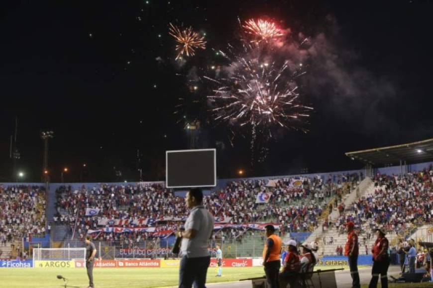 Los fuegos artificiales de la barra del Olimpia celebrando los goles contra el Marathón.