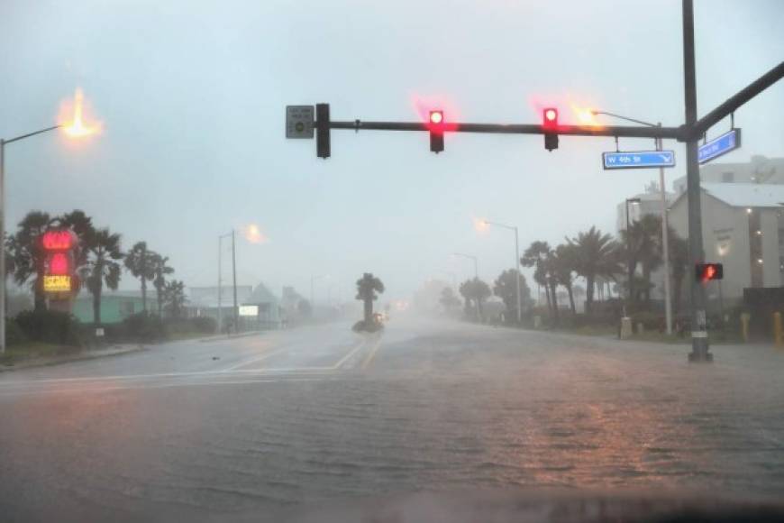 El huracán se adentró en tierra a un paso de 3,2 km/h, aunque se espera que gane velocidad durante la jornada del miércoles.