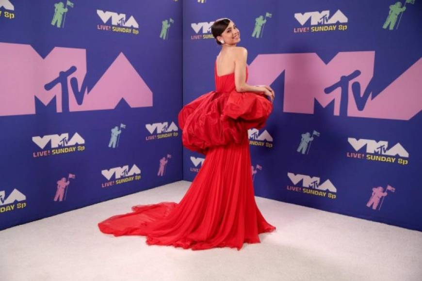 La actriz y cantante Sofia Carson derrochó sensualidad al aparecer en este vestido rojo con escote en la espalda. <br/>