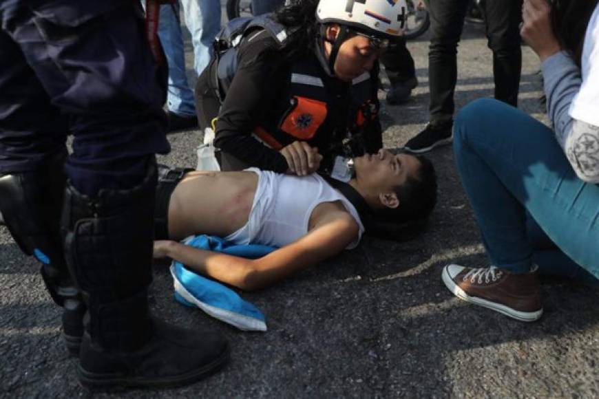 Decenas de manifestantes han resultado heridos durante los enfrentamientos en Venezuela.