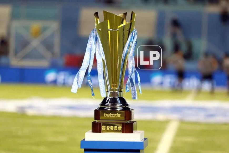 Tampoco faltó la Copa que se lleverá el campeón del Torneo Clausura 2022.