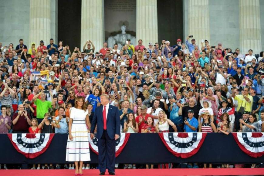 Tras una fuerte tormenta, el presidente y la primera dama, Melania, hicieron su entrada al estrado para celebrar la independencia con los miles de asistentes al evento.