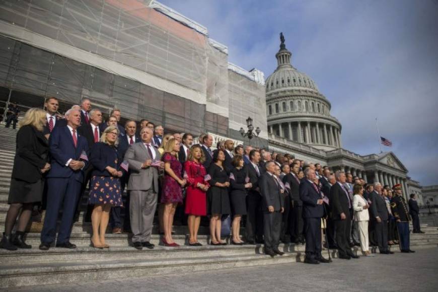 Los congresistas, liderados por Nancy Pelossi, también guardaron un minuto de silencio en las afueras del Congreso de EEUU.