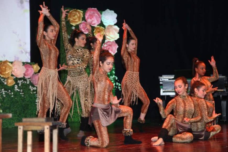 ”El nacimiento de la mujer” fue la coreografía que presentó Sectur para los asistentes.