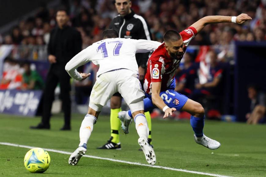 Lucas Vázquez le comete una falta a Yannick Ferreira Carrasco.