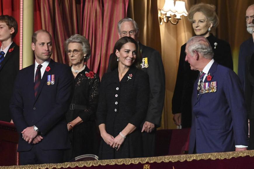 La reina tampoco asistió al llamado Festival del Recuerdo celebrado ayer en el Royal Albert Hall- durante casi un mes después de que sus doctores le recomendaran reposo.