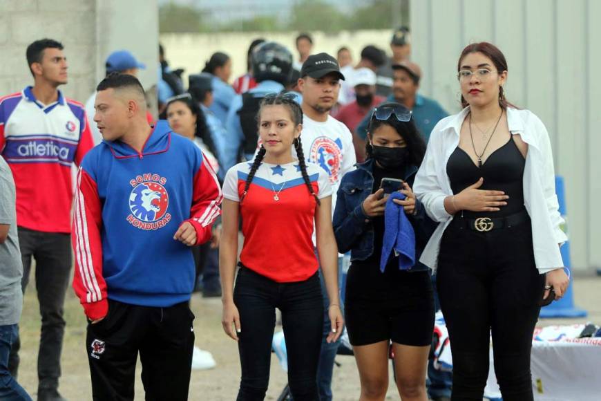 Bellas aficionadas del Olimpia asistieron a Comayagua para el partido contra el Marathón.