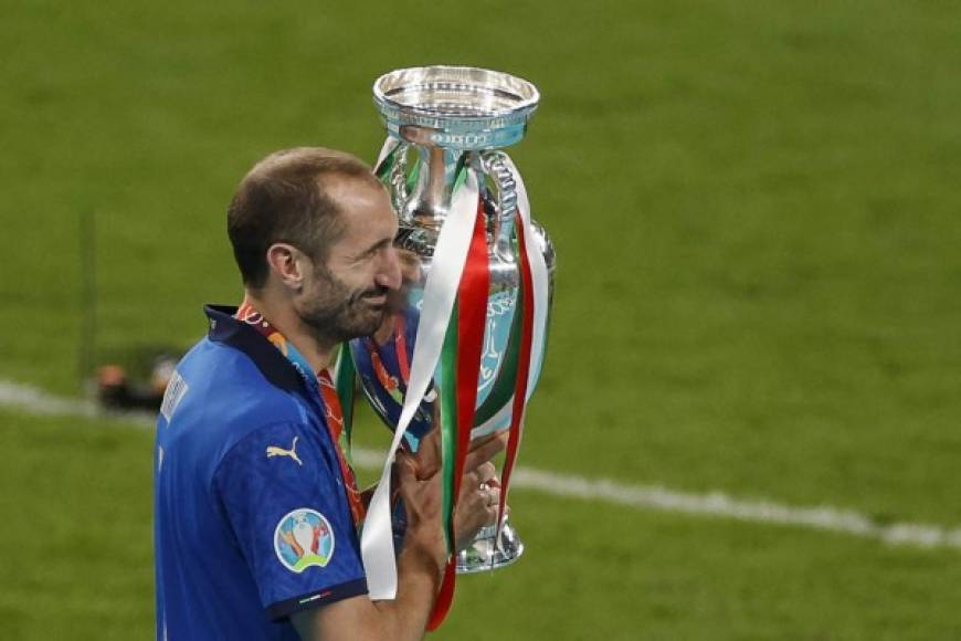 Giorgio Chiellini: El nombre del defensor italiano comienza a sonar en el Real Madrid ya que por ahora el zaguero campeón de la Eurocopa es agente libre. Sin embargo, la Juventus quiere retener en sus filas al veterano futbolista. Foto AFP.