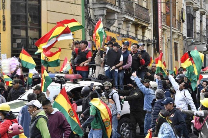 El líder opositor Luis Fernando Camacho ondea una bandera nacional boliviana en La Paz después de conocer que Evo Morales había renunciado a la presidencia. AFP