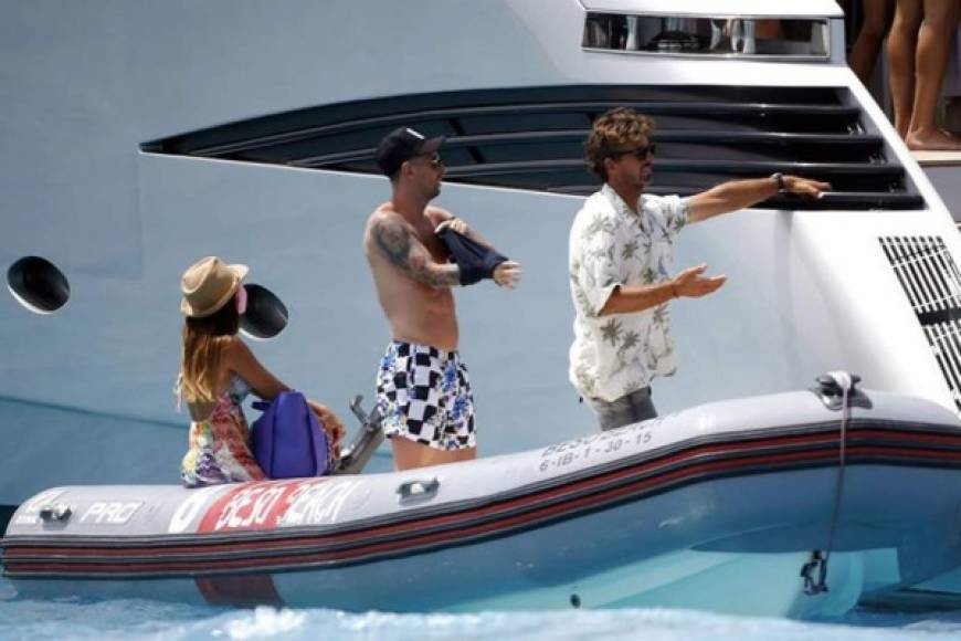 Lionel Messi y Antonela Roccuzzo llegando al yate en el que disfrutan sus vacaciones en Ibiza.<br/><br/>Foto cortesía Infobae