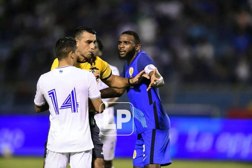 Kevin López le soltó un golpe a Leandro Bacuna y el jugador de Curazao reclamó al árbitro.