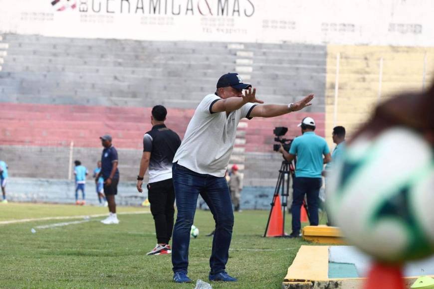 El entrenador colombiano Jhon Jairo López vivió el partido de manera muy intensa.