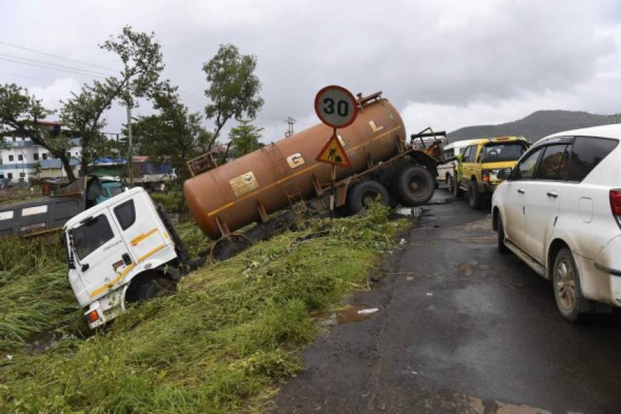 A damaged truck lies on the side of a road following a downpour at Mahad on July 24, 2021, as the death toll from heavy monsoon rains climbed to 79, with nearly 100,000 others evacuated in the western state of Maharashtra. (Photo by INDRANIL MUKHERJEE / AFP)