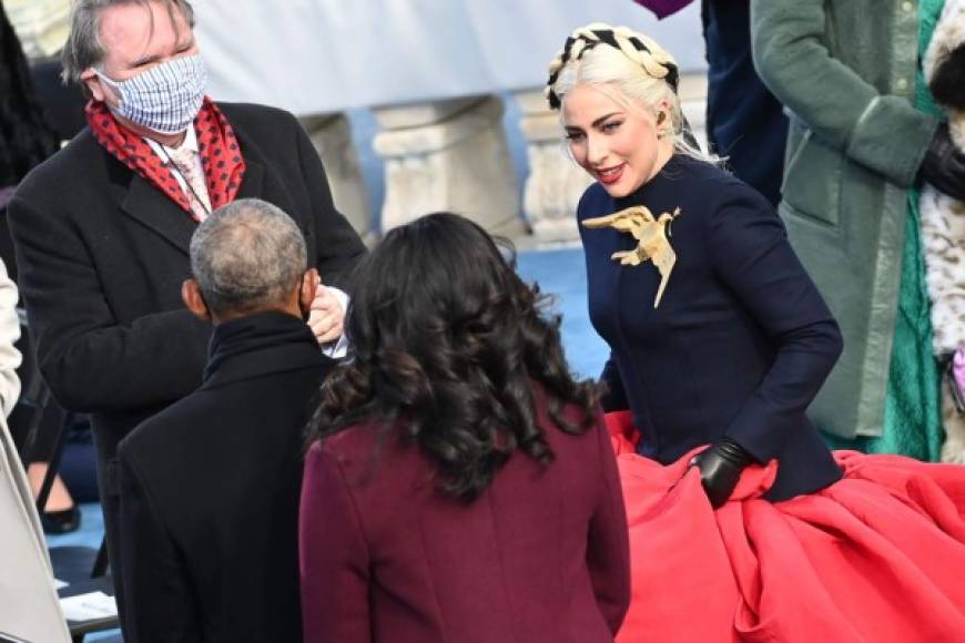 La ex primera dama también saludó a la cantante Lady Gaga, que entonó el himno nacional.