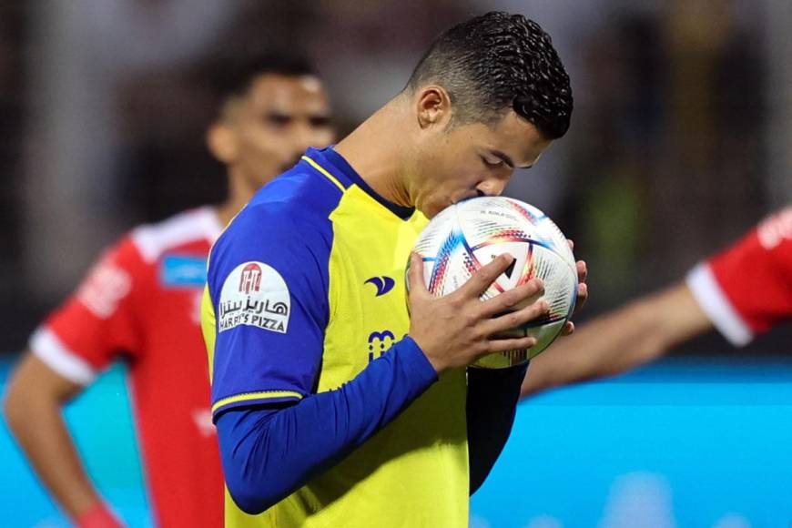 En el complemento, Cristiano Ronaldo tomó el balón y lo besó antes de cobrar un penal.