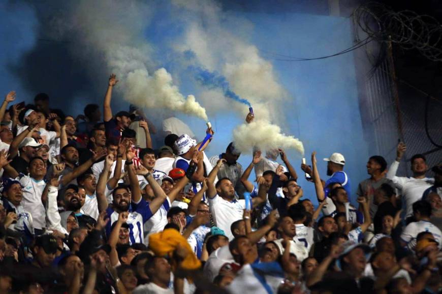 Los aficionados hondureños festejaron como nunca el triunfo de la Bicolor ante México.