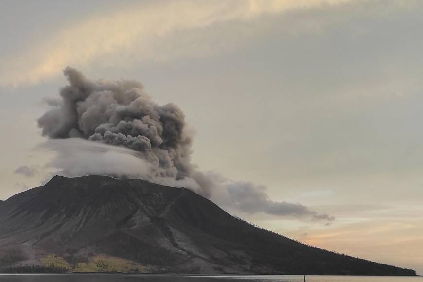 Indonesia, que cuenta con unos 130 volcanes activos, registra frecuente actividad sísmica y volcánica. 