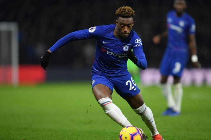 Callum Hudson Odoi, con un valor de mercado de 25 millones de euros, está en la agenda del Bayern. Aun sin ser una realidad en el Chelsea, el club bávaro confía en el potencial del joven inglés de 18 años como referencia de cara al futuro. Sin embargo, el atacante puede verse encarcelado en Londres por la sanción impuesta por la FIFA al Chelsea. Hoeness ya ha puesto encima de la mesa varias ofertas por el ya internacional con Inglaterra: la última fue de 39 millones de euros, tal y como afirmó el Daily Mail.