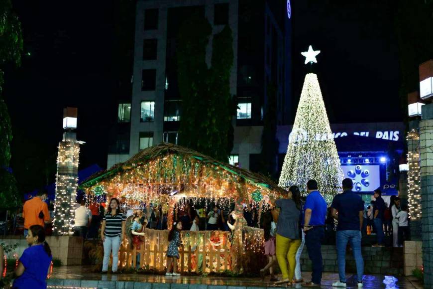 Una espectacular noche de luces ofreció Banco del País a los sampedranos en un escenario navideño impresionante.El evento, que es ya una tradición en la ciudad, fue interrumpido por la pandemia y se retomó por todo lo alto después de dos años.