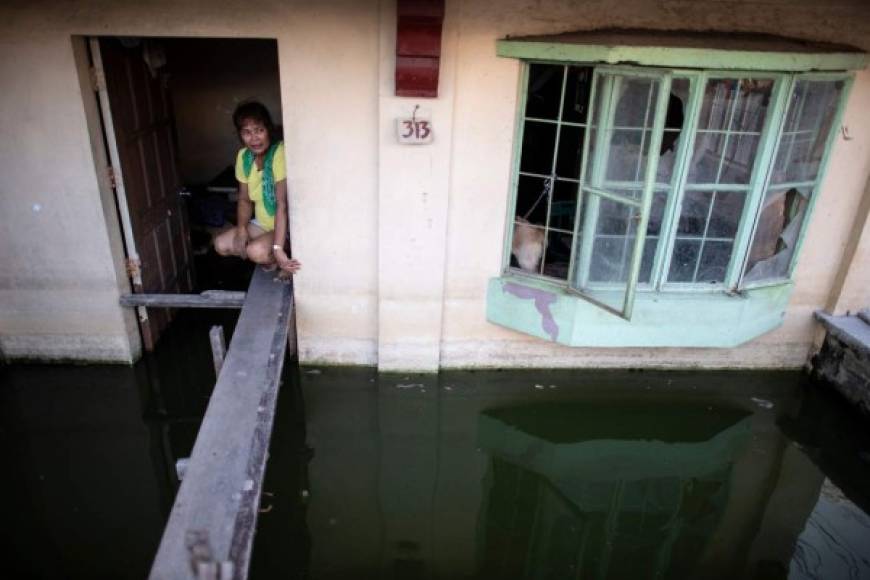 Como en otras localidades de la región, las ciudades se inundan del agua salobre de la bahía de Manila, provocando el desplazamiento de miles de personas.