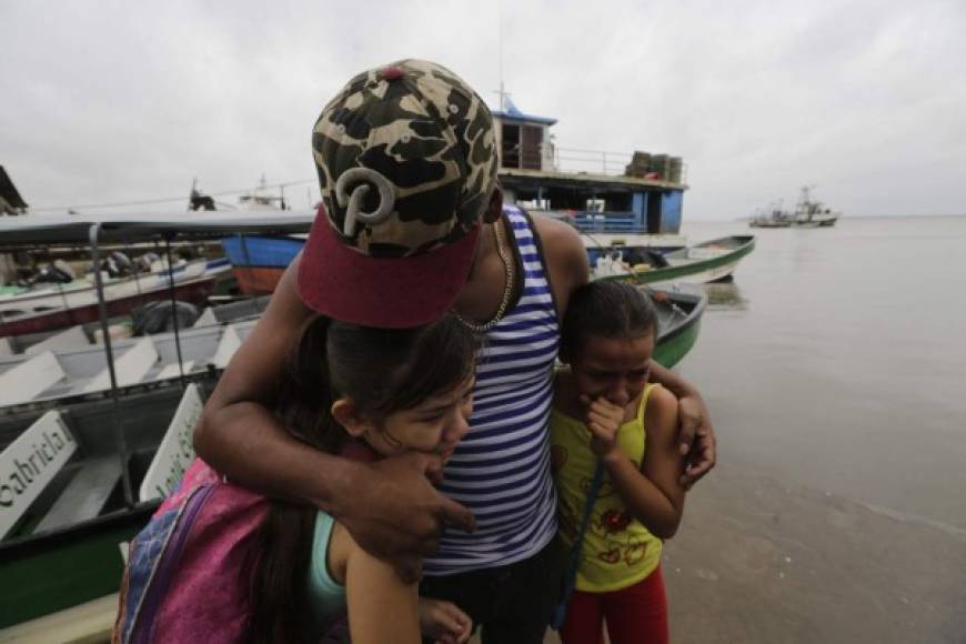 'Estamos entre listos para correr y quedarnos quietos, es un poco tenso porque unas veces dicen que el huracán va para Costa Rica, otras que viene para acá', afirmó Dolene Miller, un habitante de puerto Blufields, en el sur de Nicaragua, que se preparaba para evacuar junto a sus hijas. Fotos AFP.