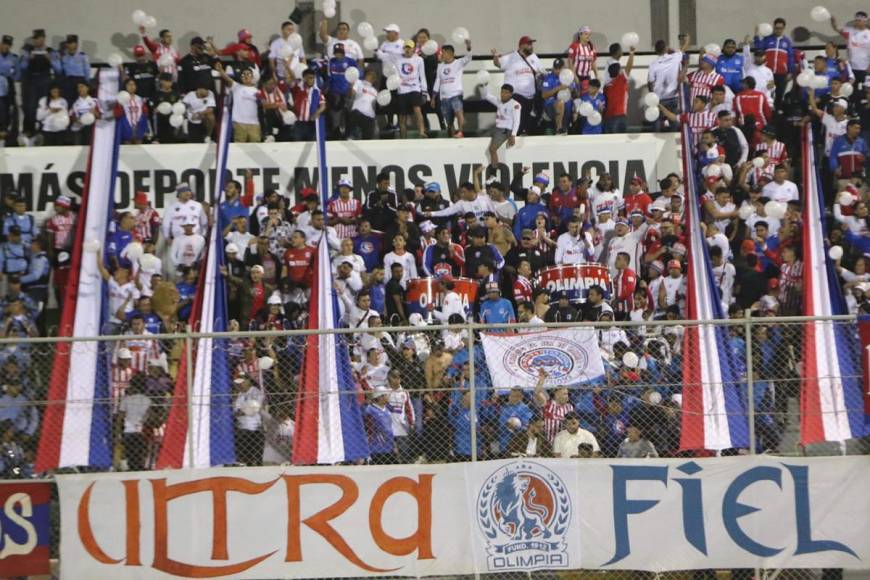 La Ultra Fiel hizo sentir como en casa al Olimpia y puso el ambiente en el estadio Carlos Miranda de Comayagua.