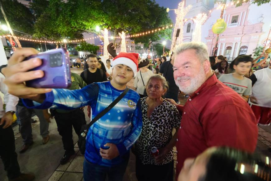 El alcalde Roberto Contreras, los miembros de la Comisión de la Navidad, empresarios y sampedranos calorizaron la inauguración de la Navidad en San Pedro Sula con el encendido del árbol en el Parque Central de la ciudad.