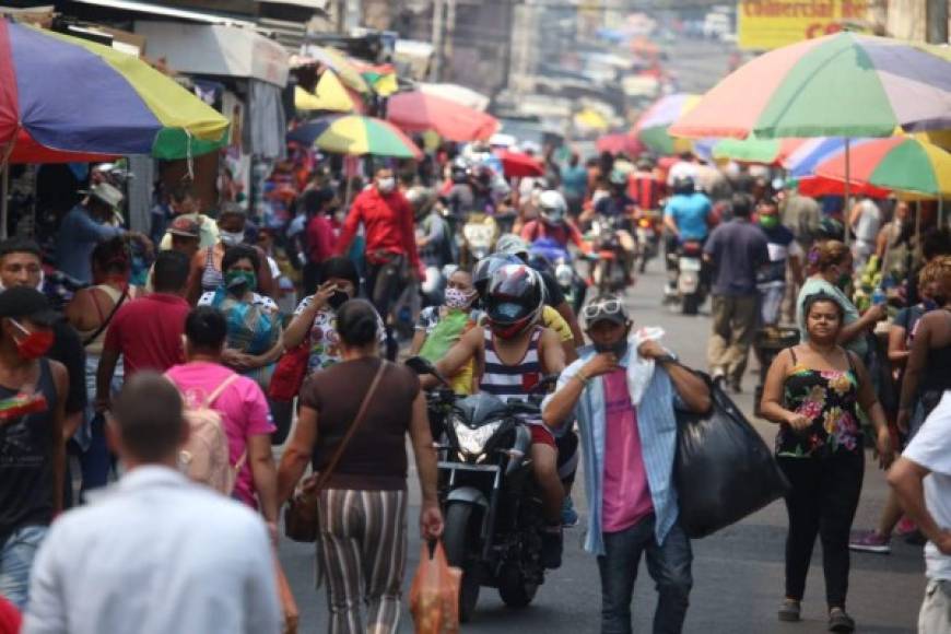 Cientos de hondureños salieron a las calles, este viernes, para abastecerse de comida y realizar diligencias en los bancos en medio de la crisis que azota al país por el coronavirus.
