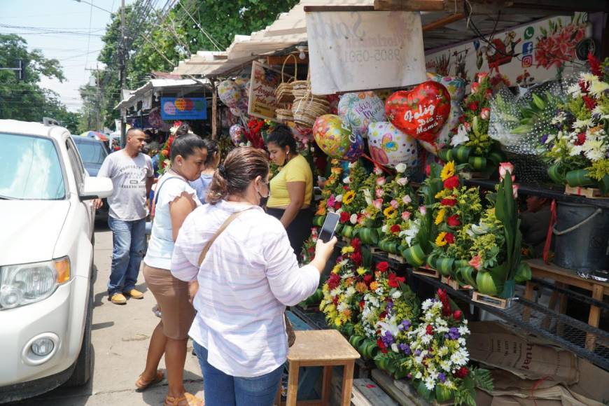 Sampedranos abarrotan floristerías para celebrarle a Mamá este domingo 8 de mayo