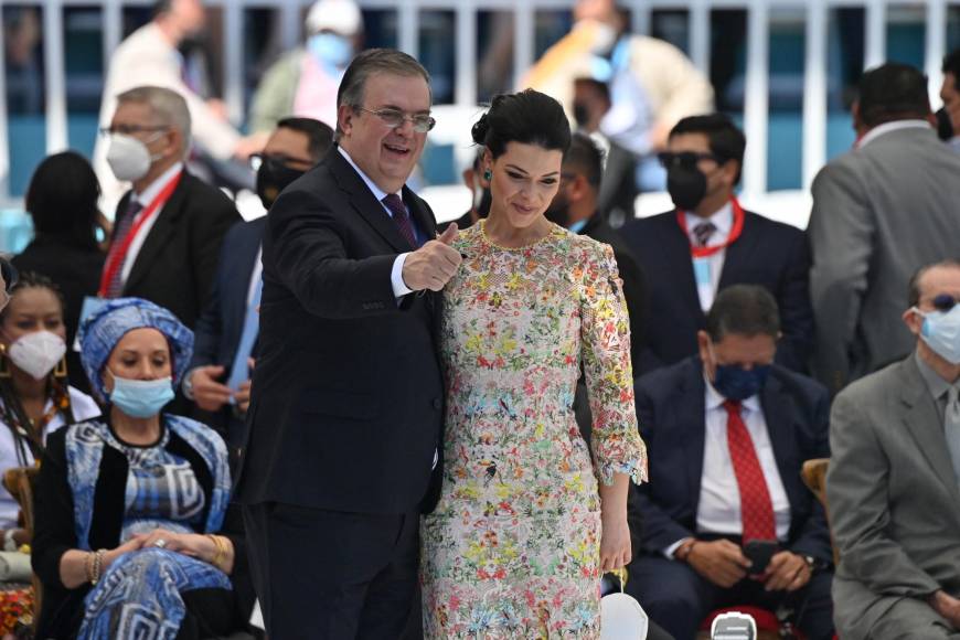 El canciller mexicano Marcelo Ebrard lideró la delegación de su país en ausencia del presidente Andrés Manuel López Obrador. Ebrard llegó acompañado de su esposa, la hondureña Rosalinda Bueso.