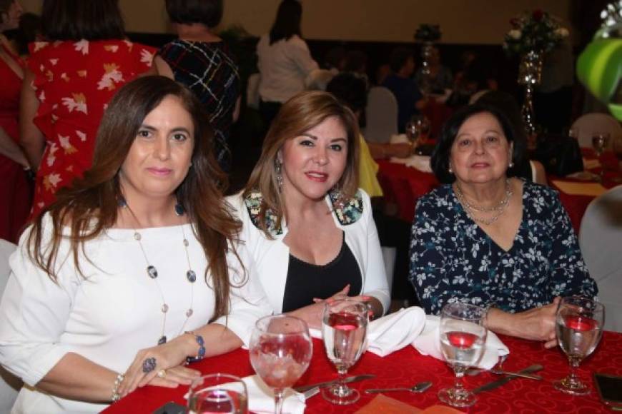 Rosa Kattán, Ruth Valladares y Carmen Urbina.