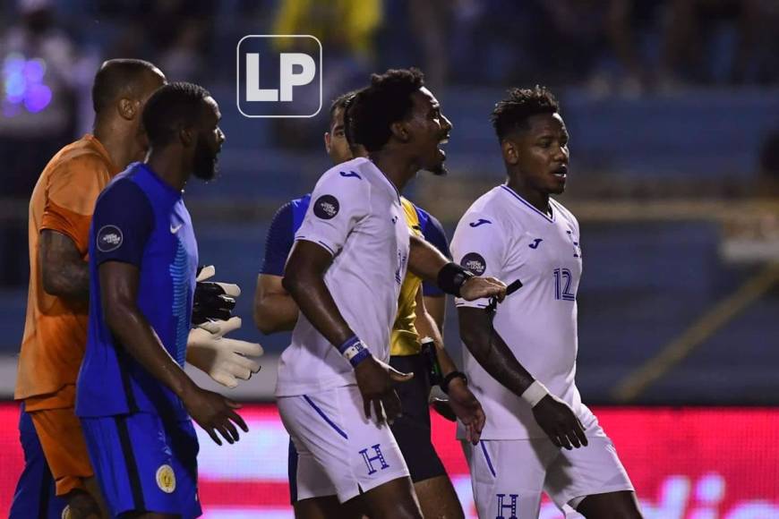 Los jugadores hondureños pidieron penal, pero el árbitro señaló una posición adelantada.